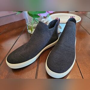 Rothys merino wool Chelsea's. Black. Heelstripe.